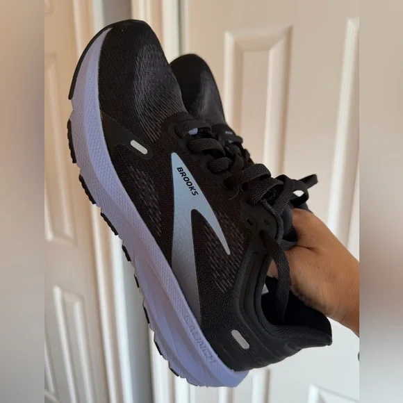 Brooks Athletic Shoes Women’s Running
Size: 7.5 - Picture 6 of 10